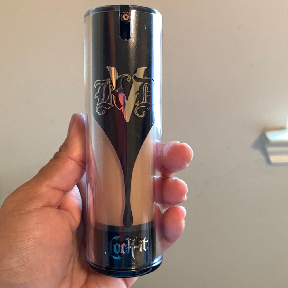 KVD beauty lock it foundation medium 52 warm